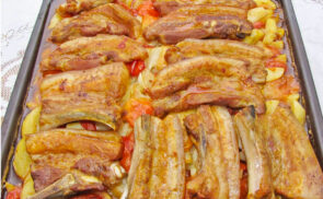 Fűszeres császárhús lecsós krumpliágyon