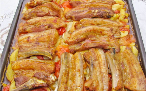 Fűszeres császárhús lecsós krumpliágyon