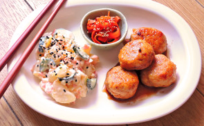 Teriyaki tofu-húsgolyó japán lazacos burgonyasalátával