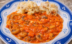 Zöldséges gombapörkölt vadasan kenyérgombóccal