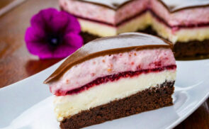 Málnás csokoládés joghurttorta