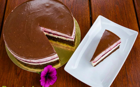 Málnás csokoládés joghurttorta