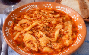 Kemencés pacalpörkölt cserépedényben