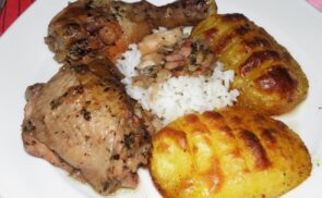 Fokhagymás párolt csirkecomb zöldfűszerekkel