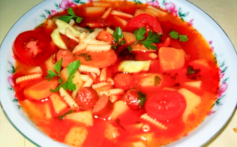 Paradicsomos burgonyaleves debreceni kolbásszal