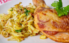 Kolbásszal töltött csirkecomb hagymás burgonyával