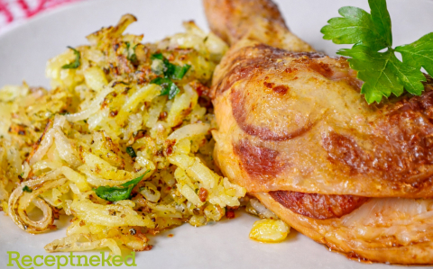 Kolbásszal töltött csirkecomb hagymás burgonyával