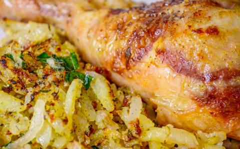 Kolbásszal töltött csirkecomb hagymás burgonyával