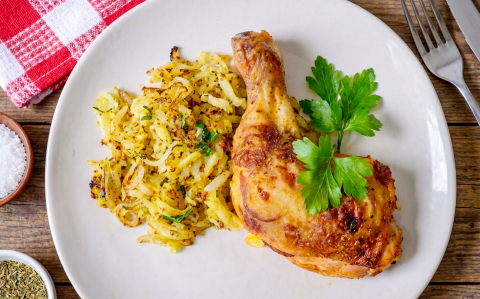 Kolbásszal töltött csirkecomb hagymás burgonyával