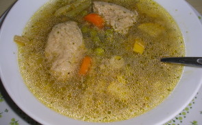 Zöldséges májgaluska leves