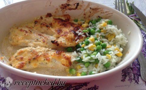Sajtos-tejfölös csirkemell zöldségekkel, rizzsel