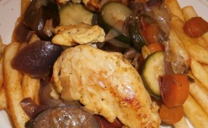 Grillezett csirkemell zöldségekkel, sült burgonyával