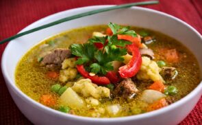 Raguleves zöldfűszeres galuskával