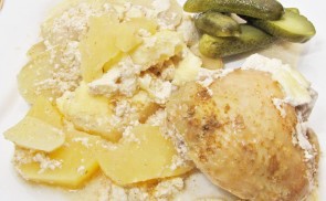 Tejfölös-fűszeres csirkecombok tepsis krumpliágyon