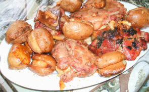 Sajttal töltött tarja vele sült, töltött burgonyával