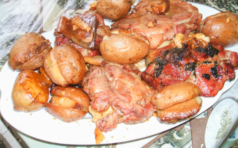 Sajttal töltött tarja vele sült, töltött burgonyával