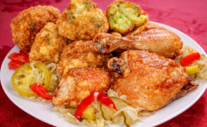 Sült csirkecombok sajtos rizi-bizi golyóval