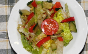 Egyszerű balzsamecetes saláta