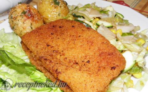 Rántott tengeri hal fűszeres krumplival és salátával