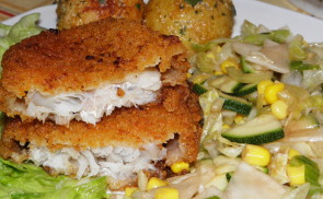 Rántott tengeri hal fűszeres krumplival és salátával