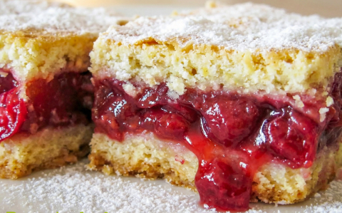 Meggyes pudingos pite