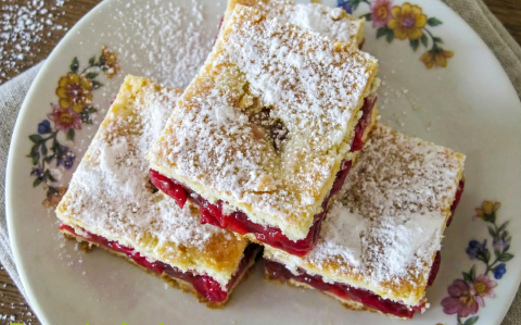 Meggyes pudingos pite