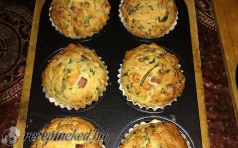 Medvehagymás- sonkás muffin