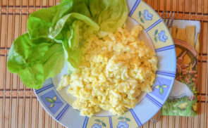 Tojásos nokedli ecetes salátával