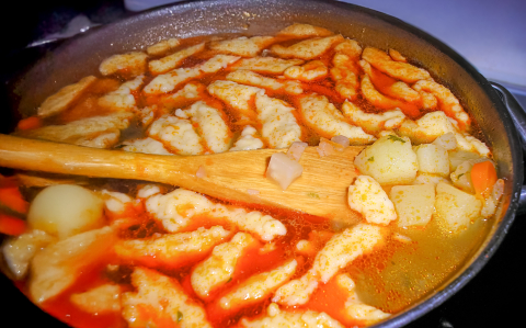 Magyaros burgonyaleves házi vajgaluskával recept fotóval Magyaros burgonyaleves házi vajgaluskával