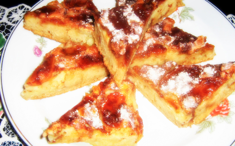 Almás palacsinta tepsiben