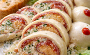 Serrano sonkás, gazdag krémes sajttekercs