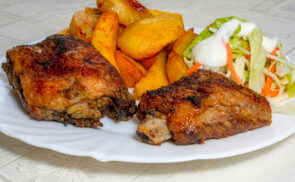 Sült oldalas burgonyával, salátával