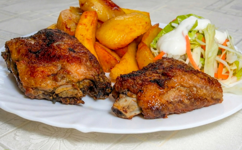 Sült oldalas burgonyával, salátával