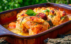 Sajtos-zöld fűszeres csirkesült