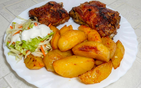 Sült oldalas burgonyával, salátával