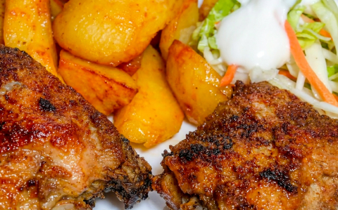 Sült oldalas burgonyával, salátával