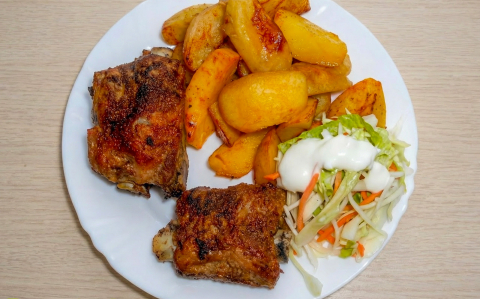 Sült oldalas burgonyával, salátával