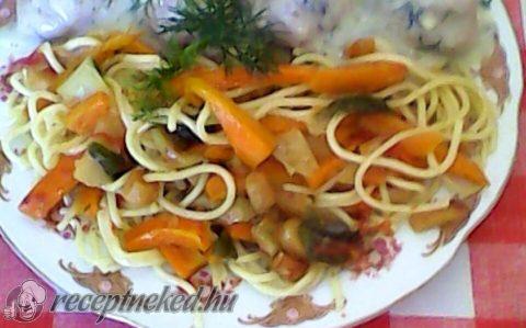 Húsgombócok kapormártásban, zöldséges spagettivel