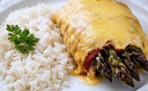 Bacon-os sajtos csirkemell spárgával