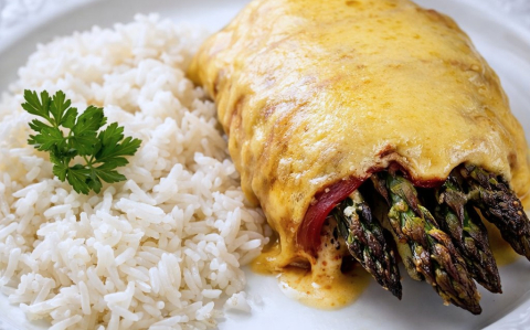 Bacon-os sajtos csirkemell spárgával