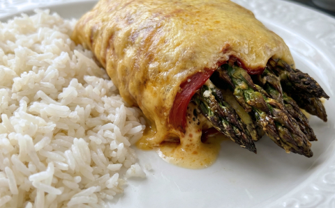 Bacon-os sajtos csirkemell spárgával