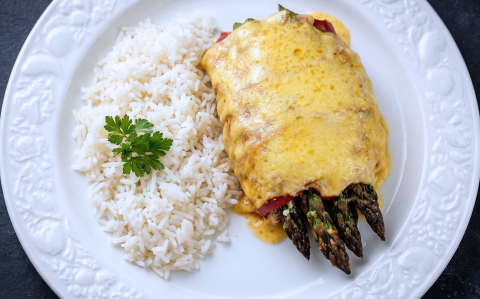 Bacon-os sajtos csirkemell spárgával