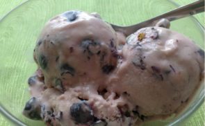 Vegán, gluténmentes áfonyás házi fagylalt