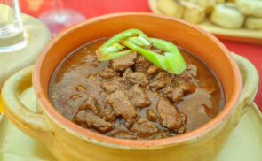 Vörösboros marhapörkölt áfonyalekvárral