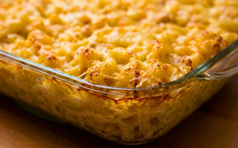 Grillezett csirkemellkockákkal, kapros-fokhagymás tejföllel sült tészta