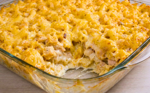 Grillezett csirkemellkockákkal, kapros-fokhagymás tejföllel sült tészta