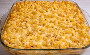 Grillezett csirkemellkockákkal, kapros-fokhagymás tejföllel sült tészta