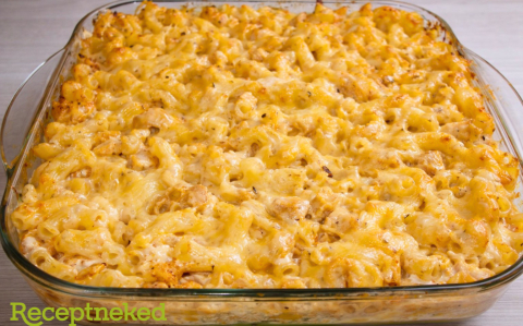 Grillezett csirkemellkockákkal, kapros-fokhagymás tejföllel sült tészta