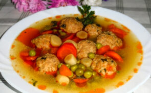 Zöldborsós húsgombócos leves