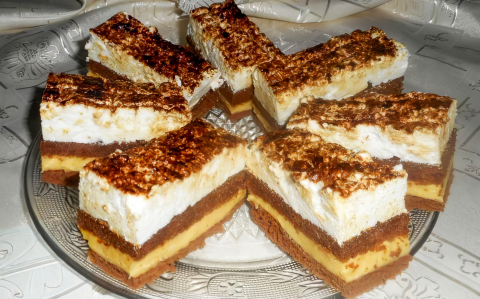 Kávés, krémes sütemény